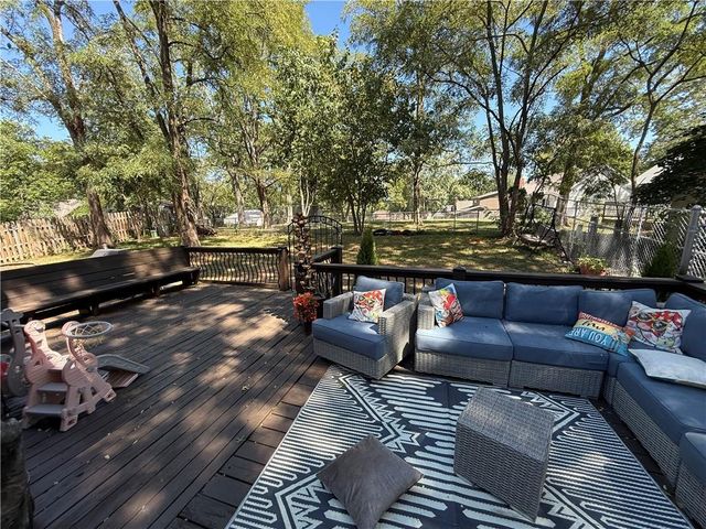 6705 N Overland Drive, Kansas City, MO 64151