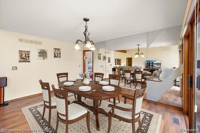 4566 Walden Drive, Bloomfield Hills, MI 48301