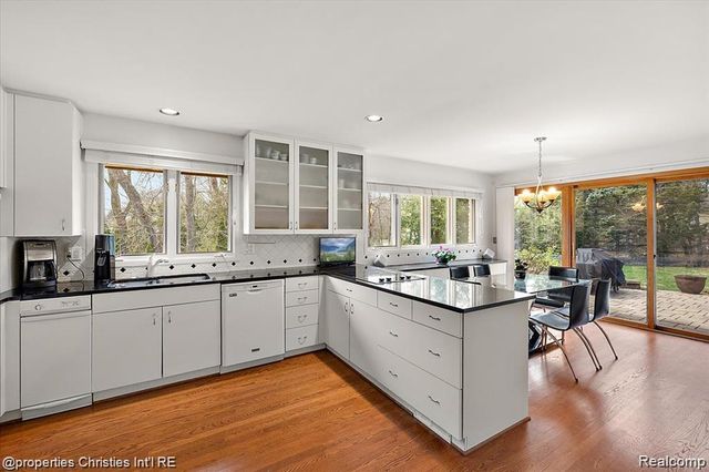4566 Walden Drive, Bloomfield Hills, MI 48301