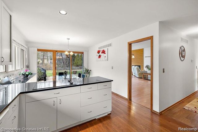 4566 Walden Drive, Bloomfield Hills, MI 48301