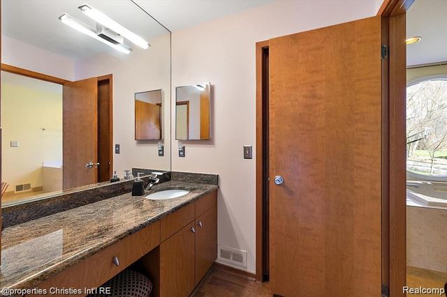 4566 Walden Drive, Bloomfield Hills, MI 48301