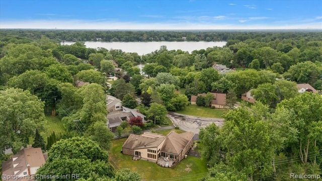 4566 Walden Drive, Bloomfield Hills, MI 48301