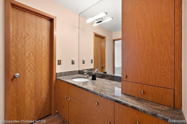 4566 Walden Drive, Bloomfield Hills, MI 48301