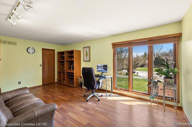 4566 Walden Drive, Bloomfield Hills, MI 48301