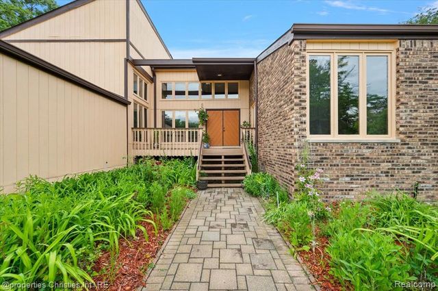 4566 Walden Drive, Bloomfield Hills, MI 48301