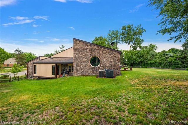 4566 Walden Drive, Bloomfield Hills, MI 48301