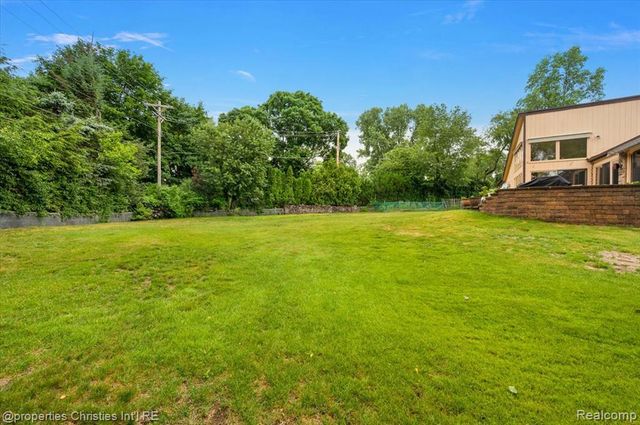 4566 Walden Drive, Bloomfield Hills, MI 48301