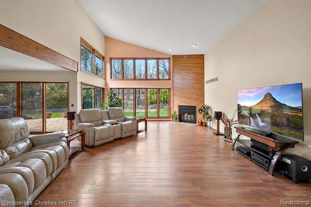 4566 Walden Drive, Bloomfield Hills, MI 48301