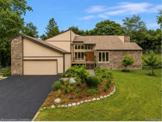 4566 Walden Drive, Bloomfield Hills, MI 48301