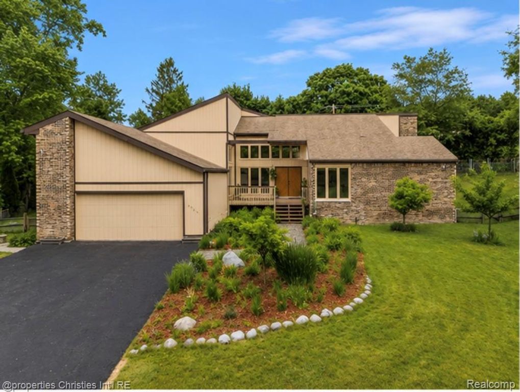 4566 Walden Drive, Bloomfield Hills, MI 48301