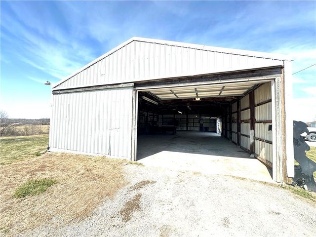 9226 427 Road, Savannah, MO 64485