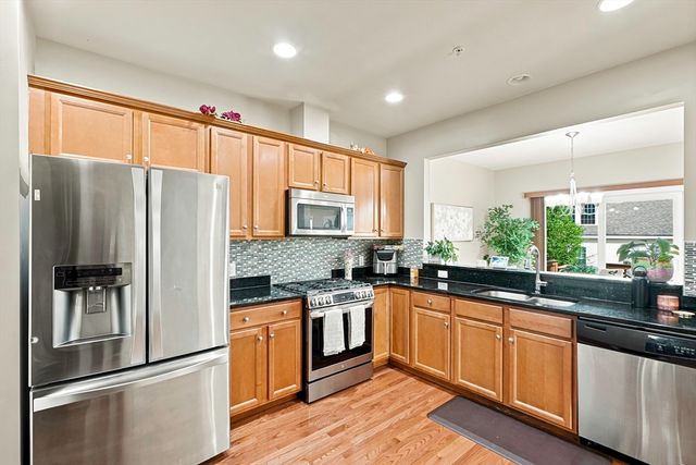 39 Frostpane Ln 39, Hopkinton, MA 01748