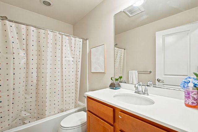 39 Frostpane Ln 39, Hopkinton, MA 01748