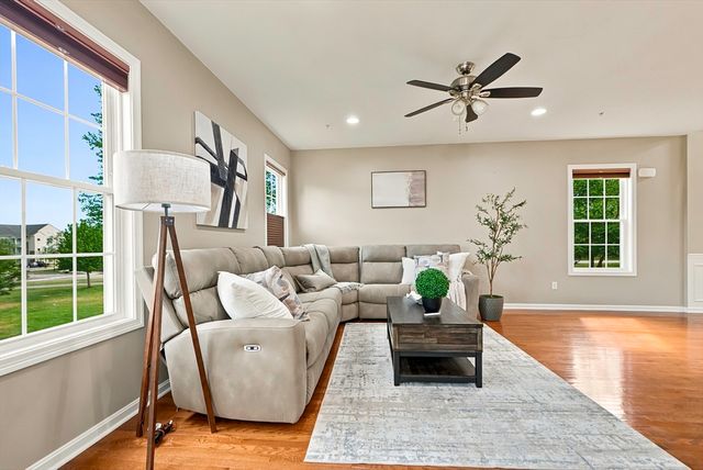 39 Frostpane Ln 39, Hopkinton, MA 01748