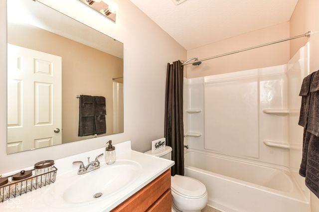 6236 N Woods Edge Court, Mccordsville, IN 46055