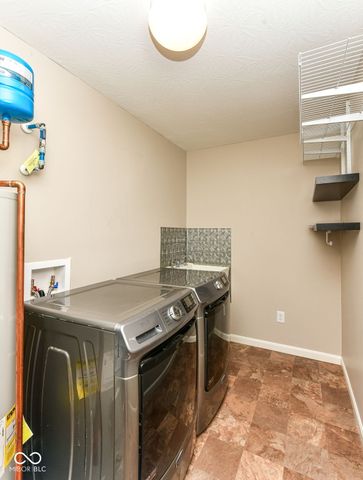6236 N Woods Edge Court, Mccordsville, IN 46055
