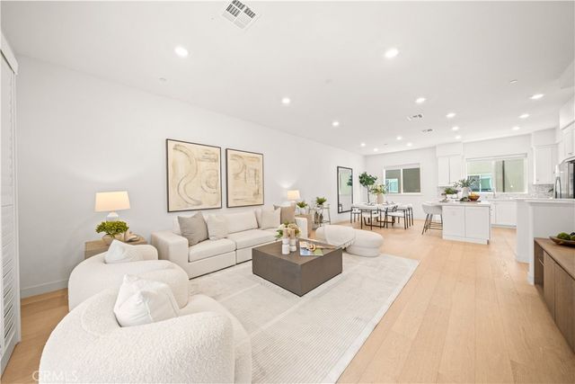 271 Lynx, Irvine, CA 92618