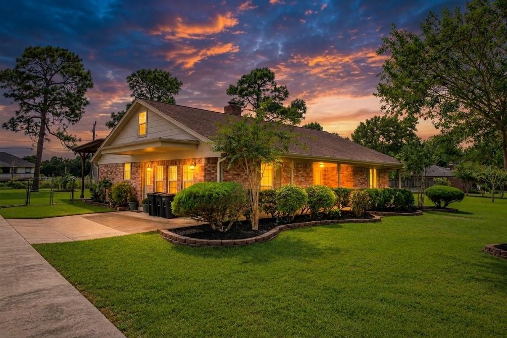 12315 Thaman Drive, Dickinson, TX 77539