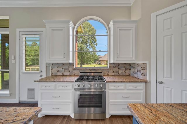 15444 Crown Oaks Drive, Montgomery, TX 77316