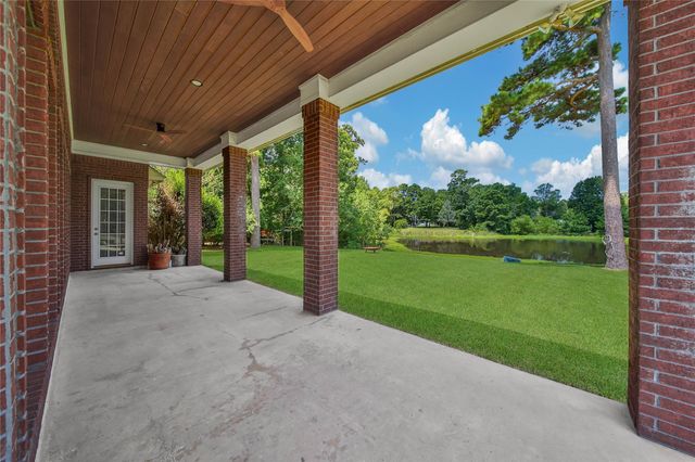 15444 Crown Oaks Drive, Montgomery, TX 77316
