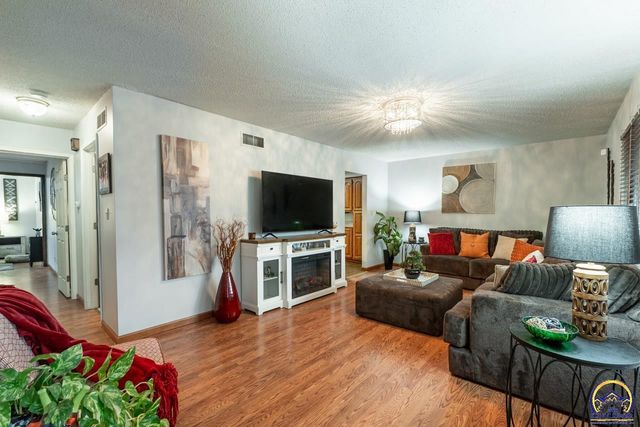 1033 SW Marge CT, Topeka, KS 66615