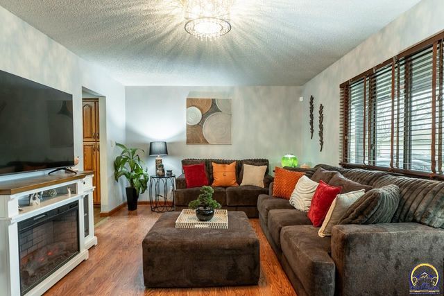 1033 SW Marge CT, Topeka, KS 66615