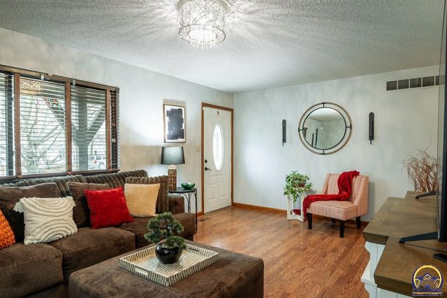 1033 SW Marge CT, Topeka, KS 66615