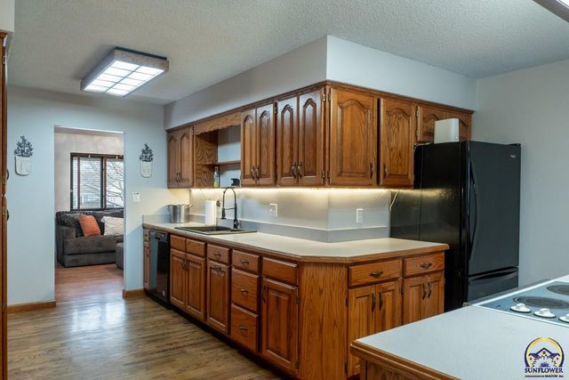 1033 SW Marge CT, Topeka, KS 66615