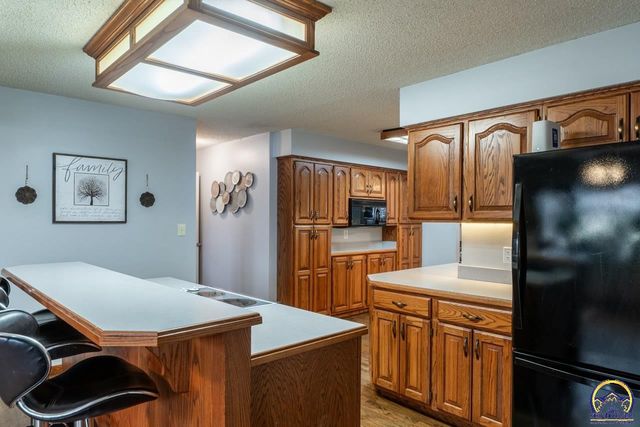 1033 SW Marge CT, Topeka, KS 66615