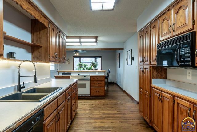 1033 SW Marge CT, Topeka, KS 66615