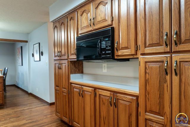 1033 SW Marge CT, Topeka, KS 66615