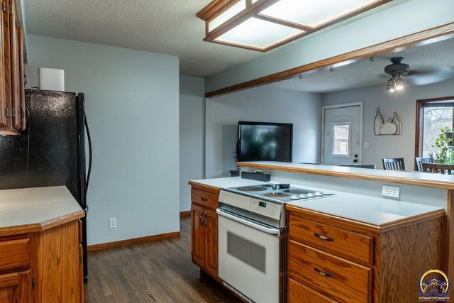 1033 SW Marge CT, Topeka, KS 66615