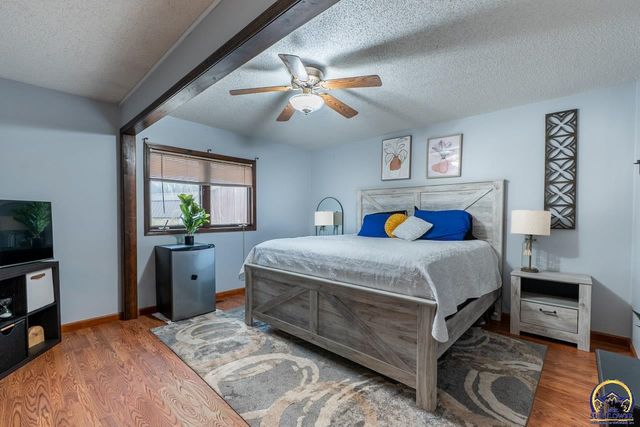 1033 SW Marge CT, Topeka, KS 66615