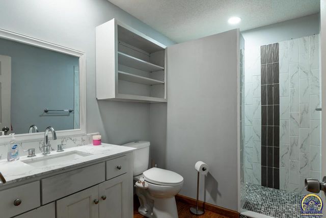 1033 SW Marge CT, Topeka, KS 66615