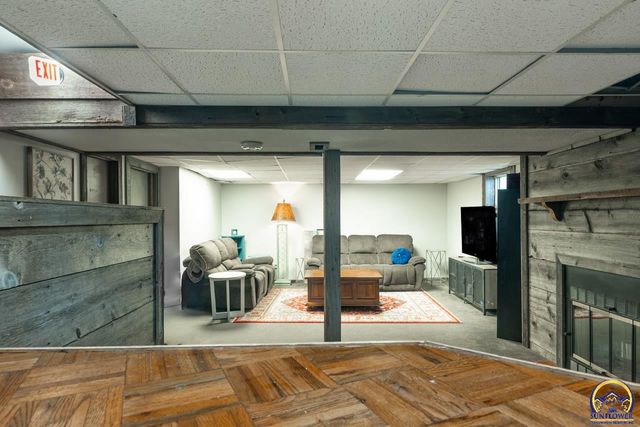 1033 SW Marge CT, Topeka, KS 66615