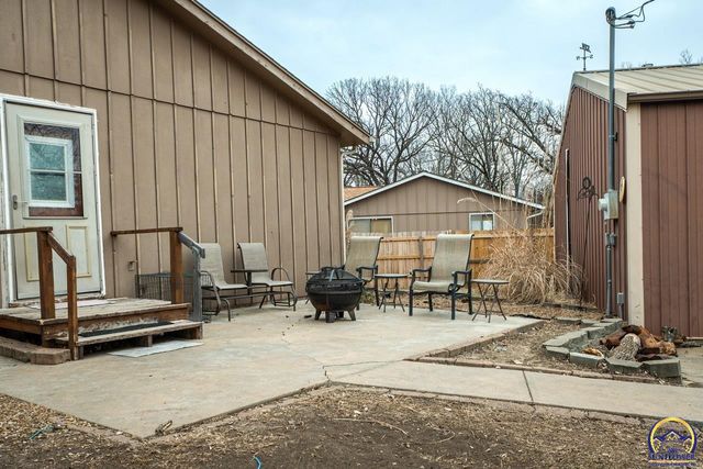 1033 SW Marge CT, Topeka, KS 66615