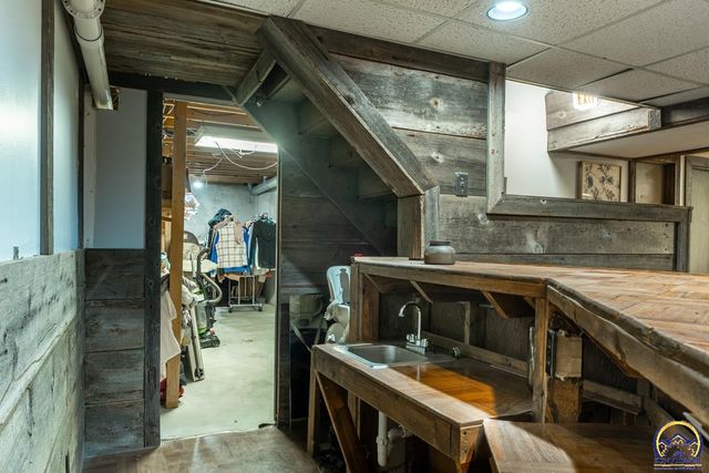 1033 SW Marge CT, Topeka, KS 66615