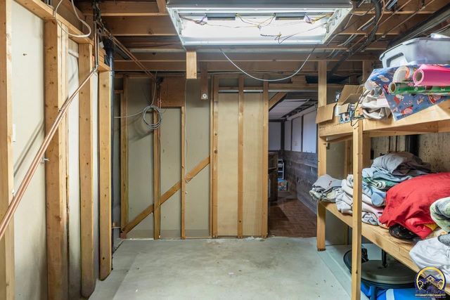 1033 SW Marge CT, Topeka, KS 66615