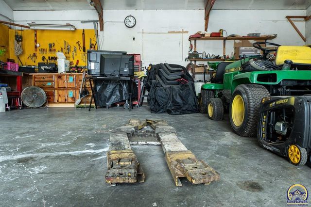 1033 SW Marge CT, Topeka, KS 66615