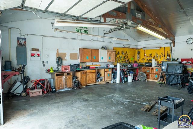 1033 SW Marge CT, Topeka, KS 66615