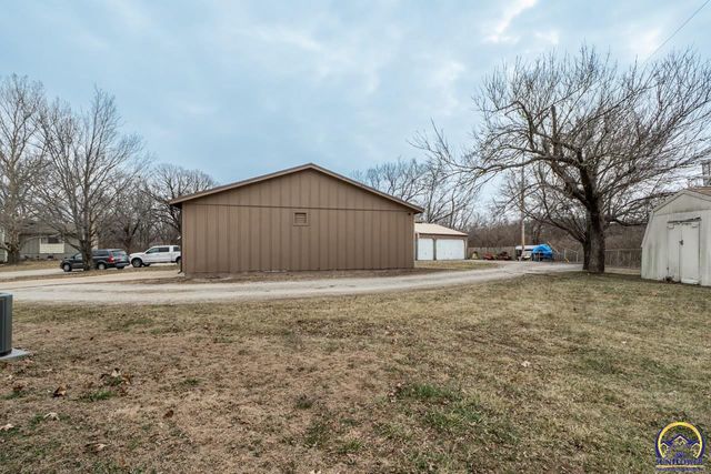 1033 SW Marge CT, Topeka, KS 66615