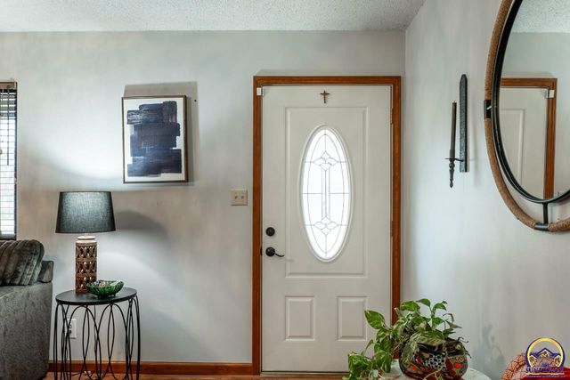 1033 SW Marge CT, Topeka, KS 66615