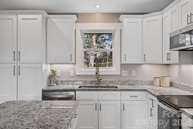 61 Sky Top View, Marshall, NC 28753