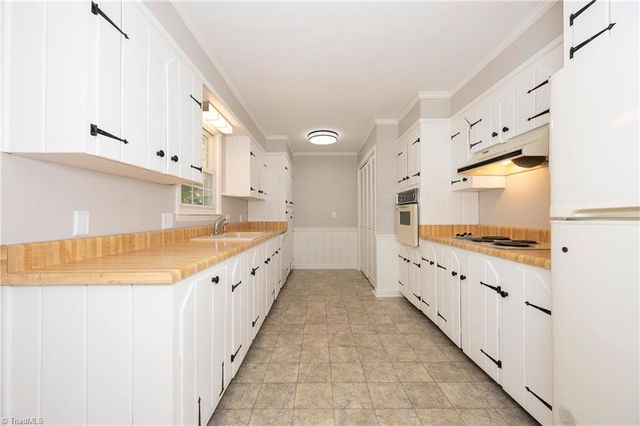 6175 La Crosse Court, Clemmons, NC 27012