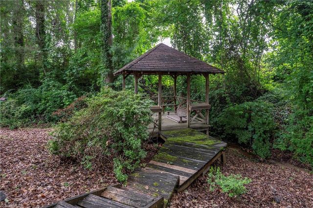 6175 La Crosse Court, Clemmons, NC 27012
