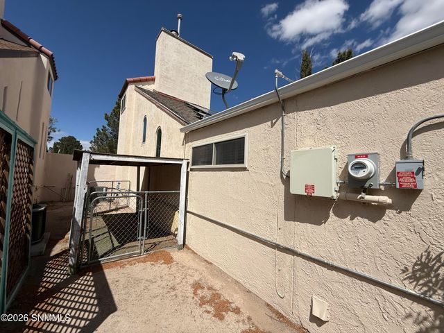 136 Feather Moon Drive, Santa Teresa, NM 88008