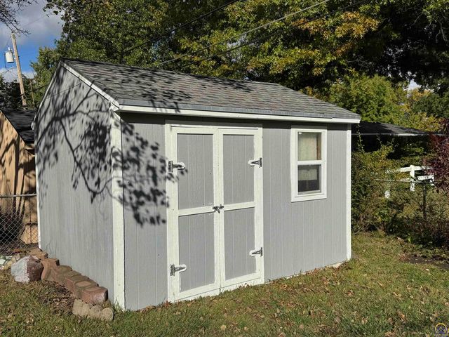 1702 Trowman Way, Emporia, KS 66801