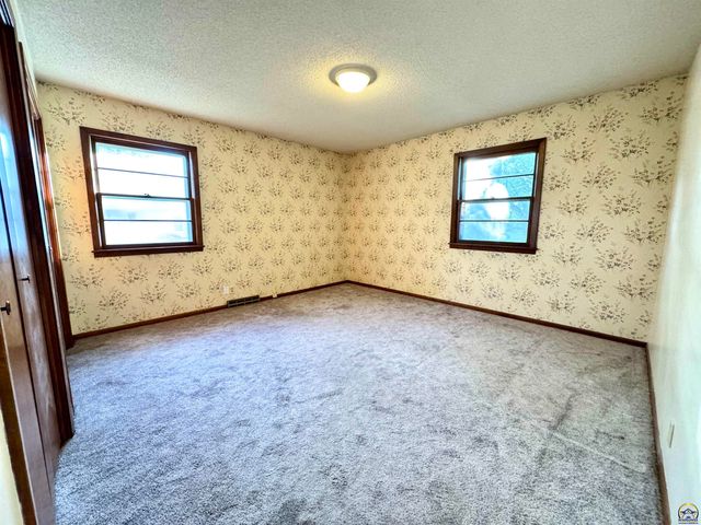 1702 Trowman Way, Emporia, KS 66801