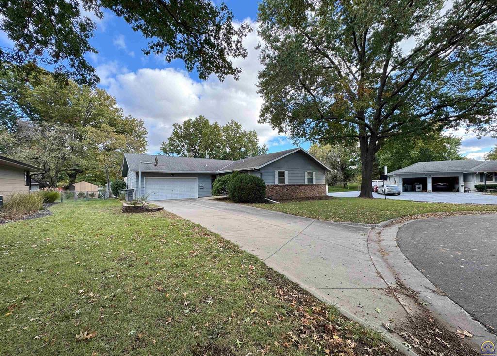 1702 Trowman Way, Emporia, KS 66801