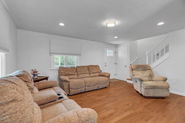 41 Church St, Uxbridge, MA 01569